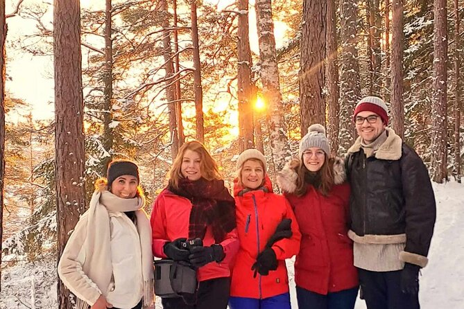 Oslo: Winter wonderland forest hike & campfire with a dog - Stop 3, Gjersjøen: Waffles and Warm Drinks by the Frozen Lake