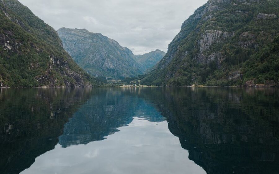 Øystese: Hardangerfjord RIB safari to the Fyksesund branch - The Botnen Stop: Roadless Hamlets and Real Fjord Life