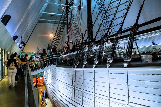 Private 5-hrs Oslo Exclusive Driverguide Luxury Limo/Van-Tour incl Museums - Holmenkollen Chapel and the Ski Jump Symbol