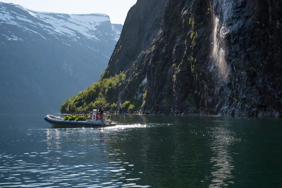 RIB Geiranger - Fjordsafari - Guide style: stories, humor, and hands-on engagement