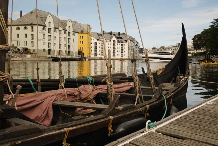 Small Group Tour in Ålesund: Art Nouveau, Sea Views & Insider Tips - Starting at Fiskergutten: how a statue sets up the sea story