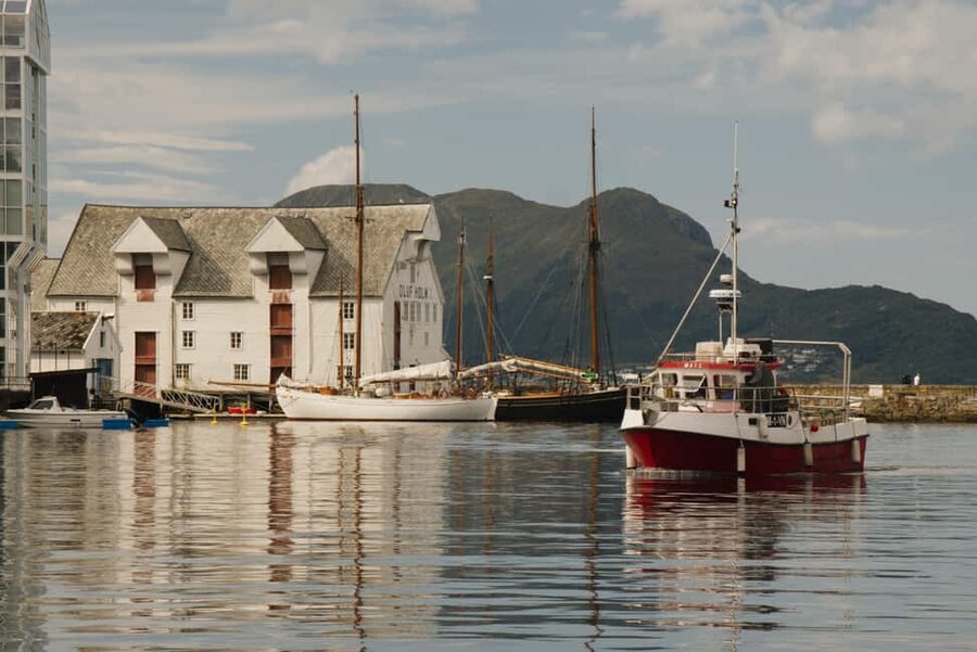 Small Group Tour in Ålesund: Art Nouveau, Sea Views & Insider Tips - The harbor-to-infrastructure thread: tunnels under the sea, big visions