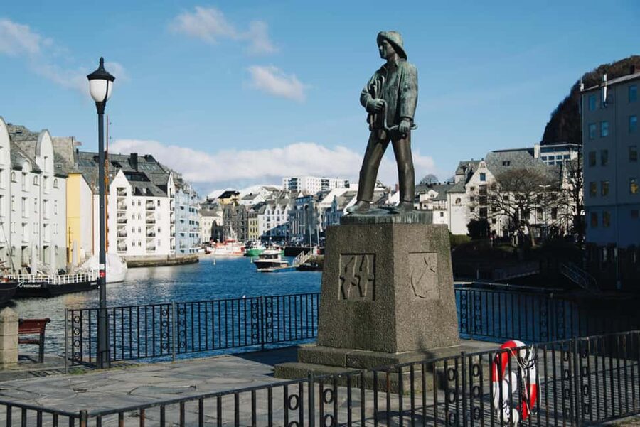 Small Group Tour in Ålesund: Art Nouveau, Sea Views & Insider Tips - Grimmerhaugen viewpoint: the easier hill climb that pays off
