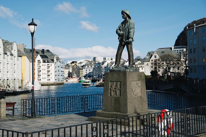 Small-Group Walk in Ålesund: Art Nouveau & Insider Tips - Stop 2: Ålesundregionens Havnevesen, watching the port in action