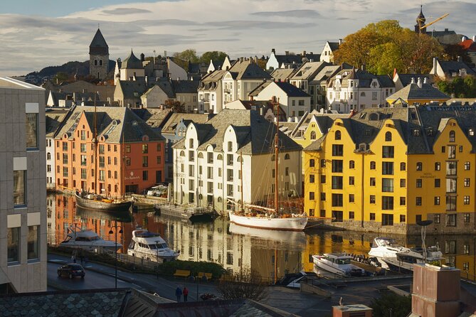 Small-Group Walk in Ålesund: Art Nouveau & Insider Tips - Stop 3: Kongens gate, the street where Art Nouveau details pop