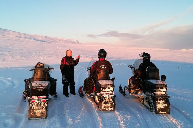 Snowmobile safari in the mountain plateau of Finnmarksvidda - Riding to the edge of Finnmarksvidda