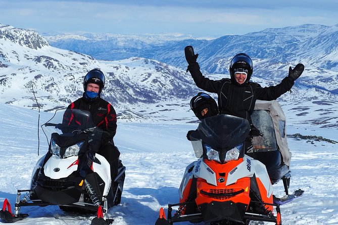 Snowmobile safari in the mountain plateau of Finnmarksvidda - What to wear, what they give you, and warm-weather mistakes to avoid