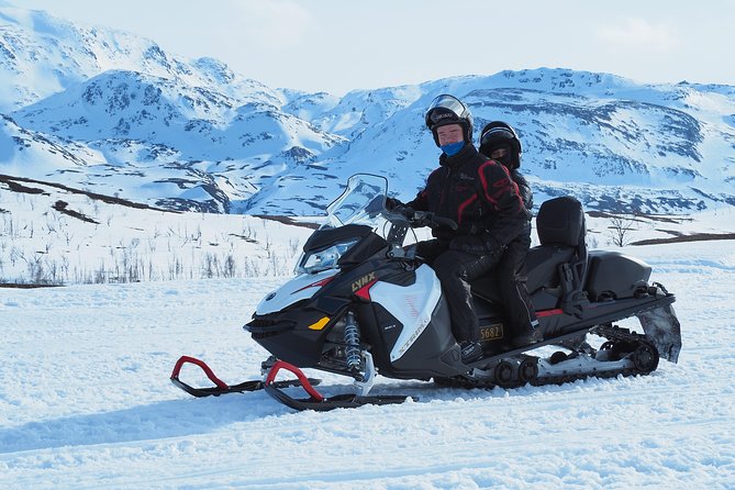 Snowmobile safari in the mountain plateau of Finnmarksvidda - The Arctic light show: what makes this ride special