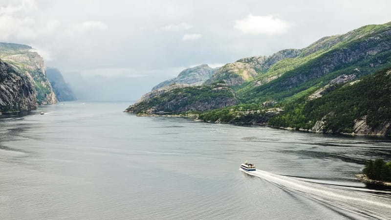 Stavanger: Lysefjorden Cruise and Preikestolen Hike - The Preikestolen hike: what four hours feels like on the ground