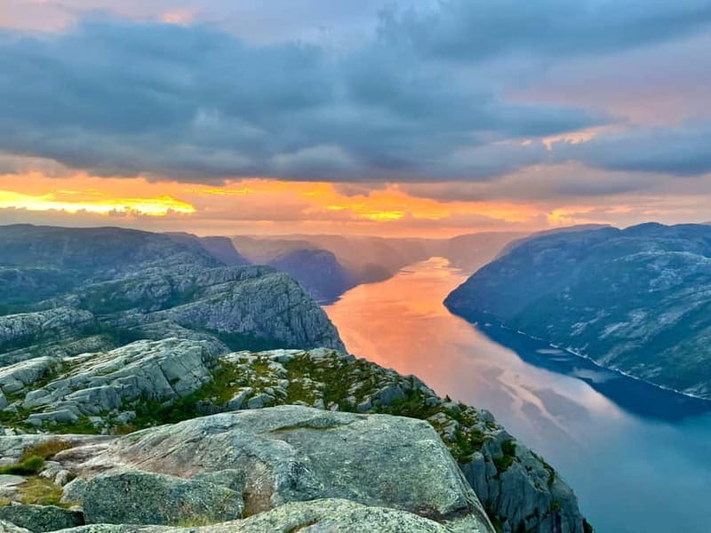 Stavanger/Sandnes: Preikestolen Guided Hidden Nature Hike - Flora and fauna lessons you can use on the trail