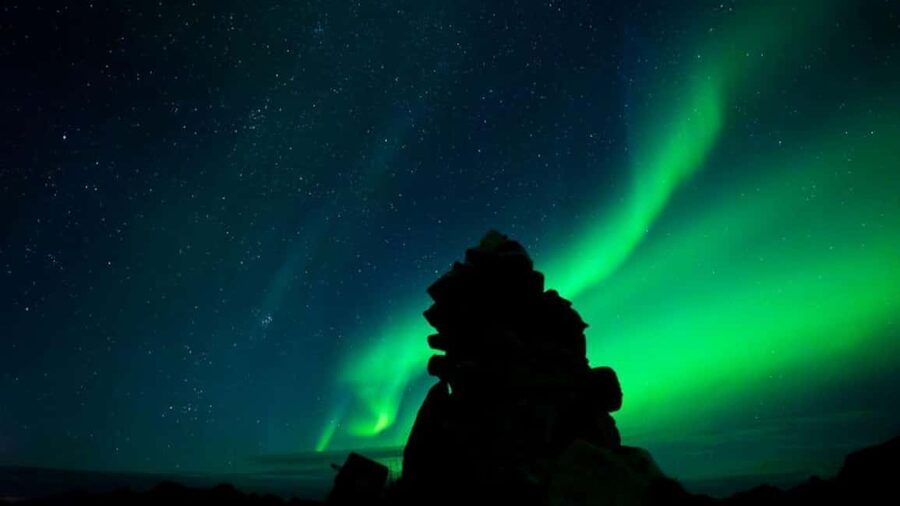 Svolvær: Northern Lights Tour with Hot Drinks & Photos - Why Henningsvær fits perfectly at the start of the night