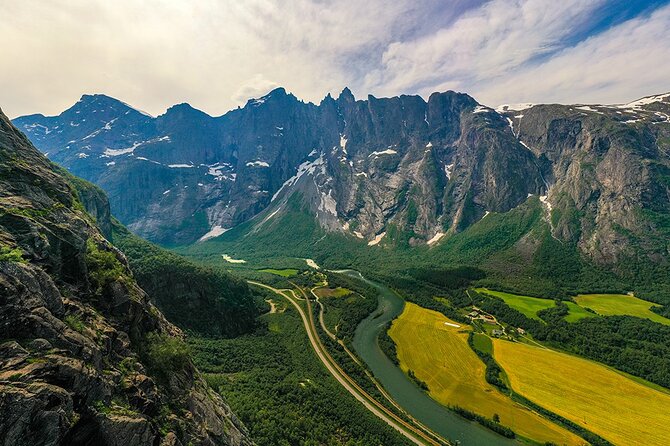 The Golden Train on Rauma Railway in Romsdalen - Getting on board at Åndalsnes: platform, timing, and seat strategy