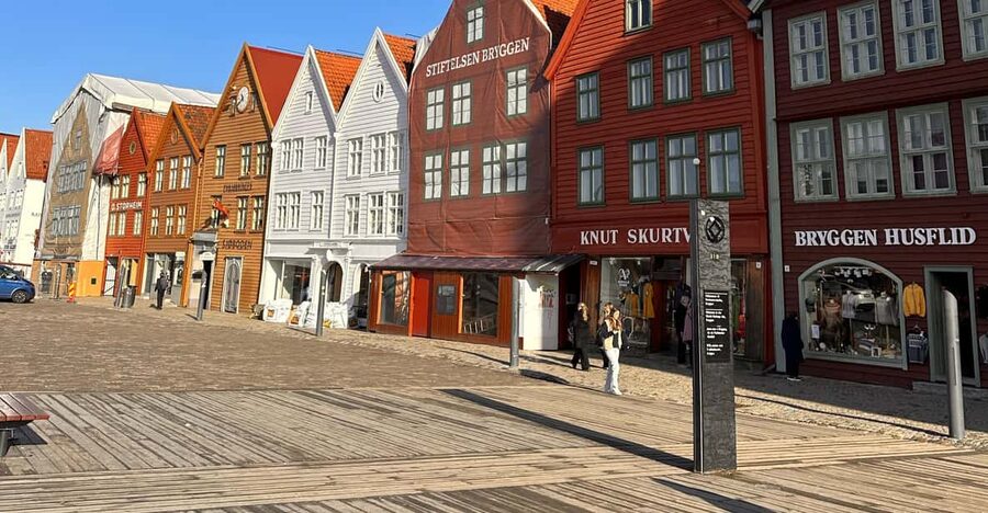 The influence of Bergen in Norways development, city tour - Starting at Teaterkjelleren and the National Theatre area