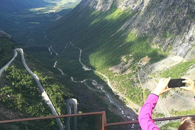 Trollstigen 100% Highlights Fjord to Troll 10 stops 16 seats max - Trollstigen viewpoints: the 863-meter high point to the guesthouse trolls