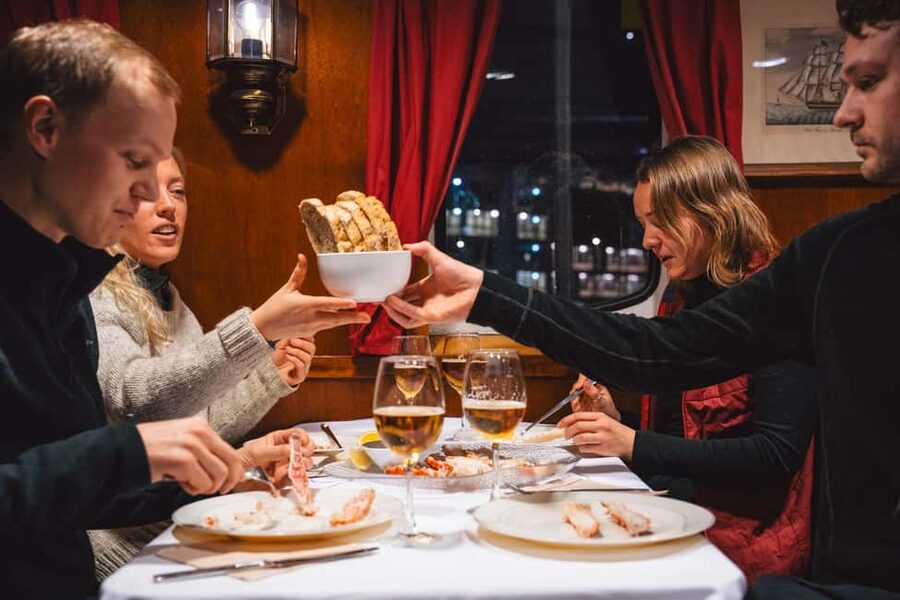 Tromsø: Arctic king crab cruise with self-captured lunch - What to wear and bring for Tromsø winter on the water