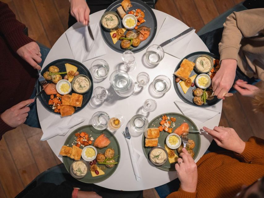 Tromsø: Aurora Dinner Cruise by Hybrid-Electric Catamaran - Sustainability and comfort: why the boat type matters in winter