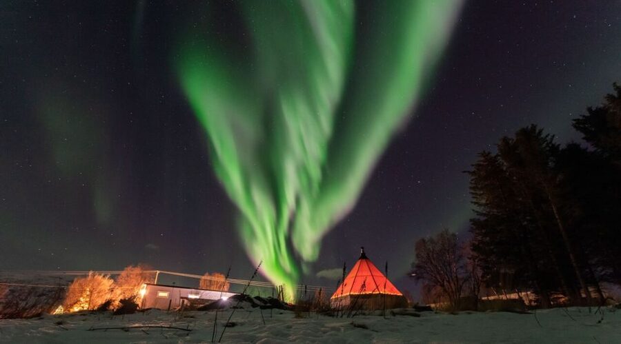 Tromsø: Aurora Safari Chase with Photos - The private camp: warm shelter, toilets, and thermal gear
