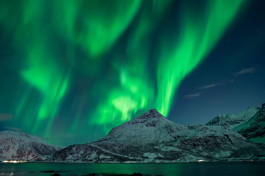 Tromsø: Aurora Tour with Photos, Campfire and Arctic Food - The real point of this Tromsø night: a guided aurora hunt with comfort