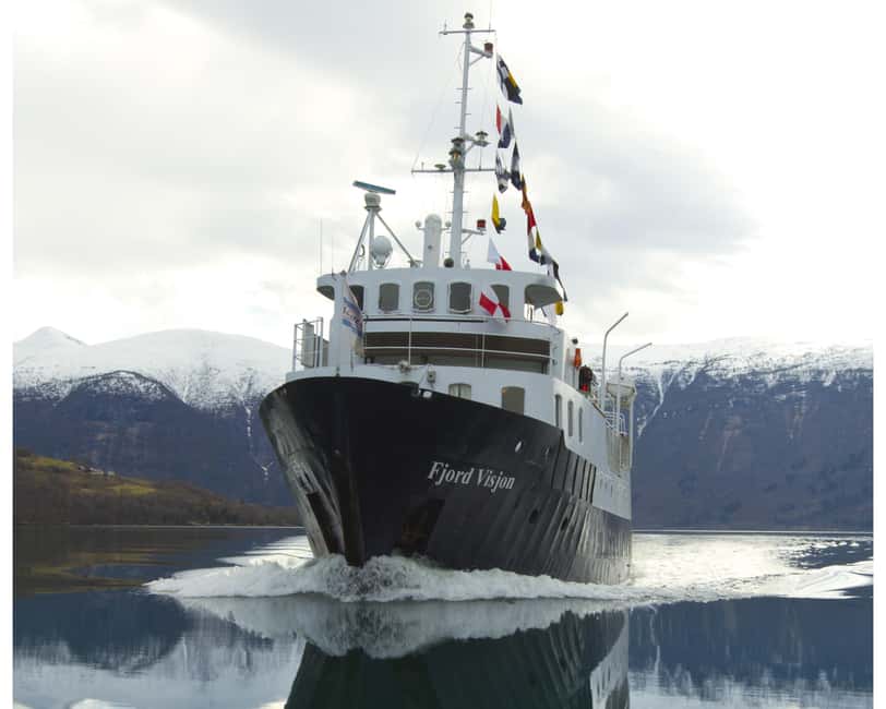 Tromsø: Classic arctic fjord cruise with lite lunch - Getting to Fr Nansens plass 1A and boarding smoothly