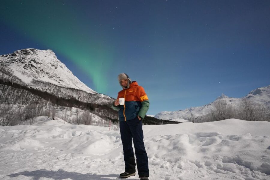 Tromsø: English/Spanish Aurora Pathfinder Tour with Photos - Thermal suits, hot drinks, and the timing that makes photos easier