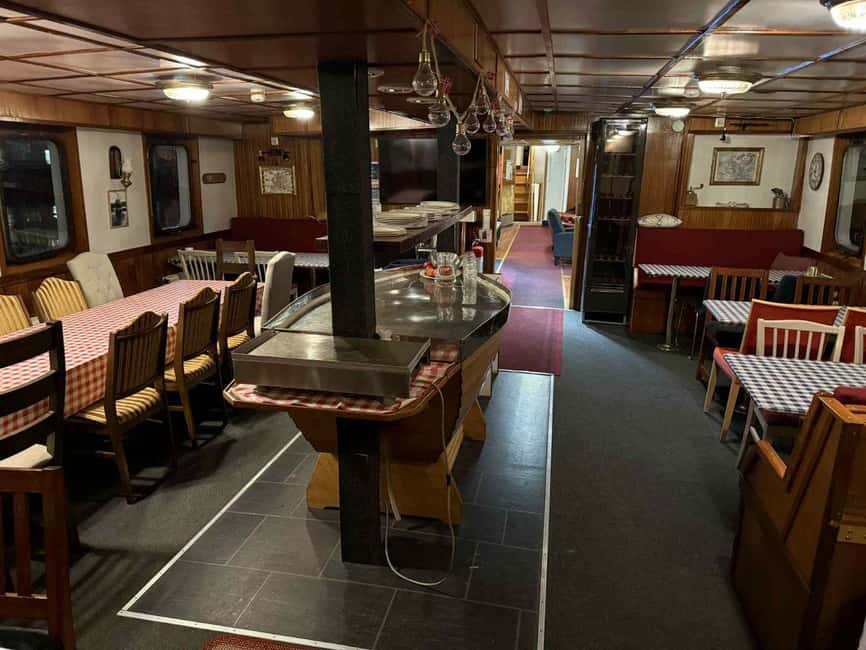 Tromsø: Evening dinner cruise with possible northern lights - The aurora hunt: sailing to best chances and staying for the dock view