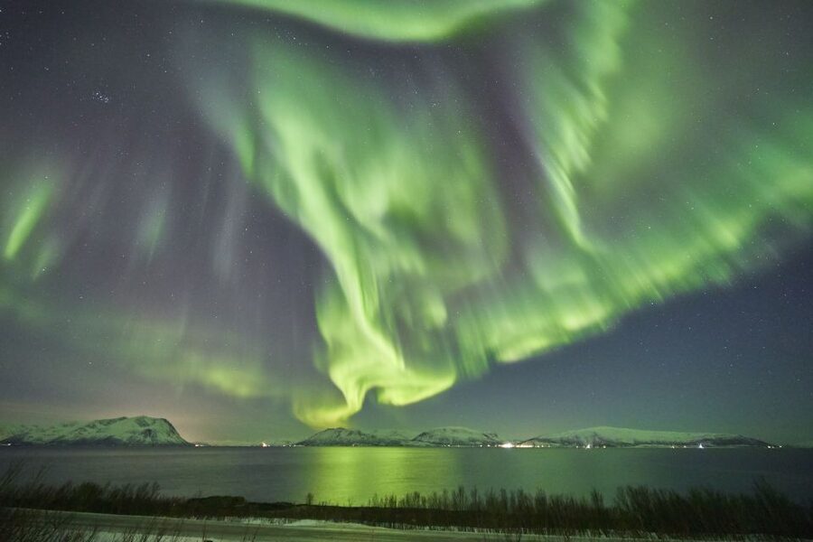 Tromso: Minivan Aurora Excursion with Pictures & Warm Suits - From Radisson Blu to the aurora briefing at 7 PM