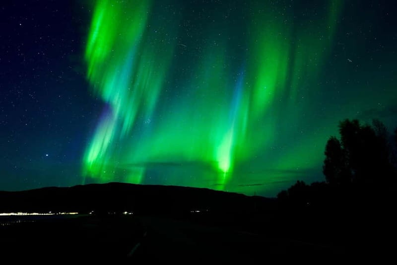 Tromsø: Northern Lights Chase with Local Guide & Free Photos - Meeting at Scandic Ishavshotel, then the first viewpoint moment