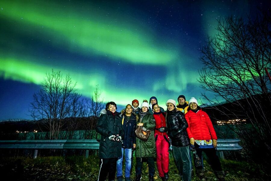 Tromsø: Northern Lights Chase with Photos and Bodysuits - Campfire and marshmallows: comfort that makes waiting bearable