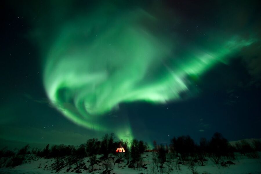 Tromsø: Northern Lights Husky Visit with Traditional Dinner - The evening start: from Radisson Blu to the Sami lavvo