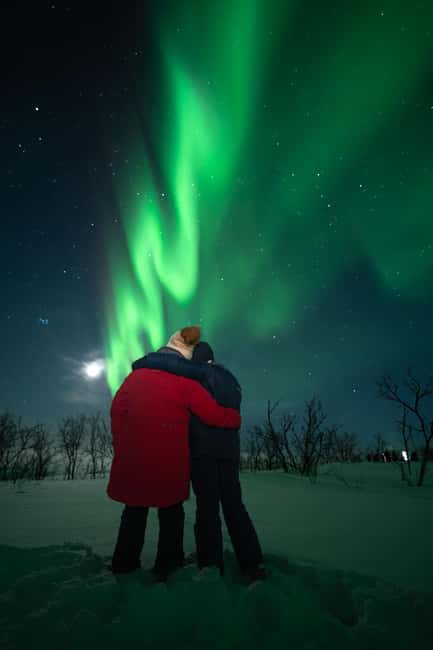Tromsø: Northern Lights in a Minivan with Free Photos and a Hot Meal - Photo Stops and Portraits: How the Tripods Change Your Night