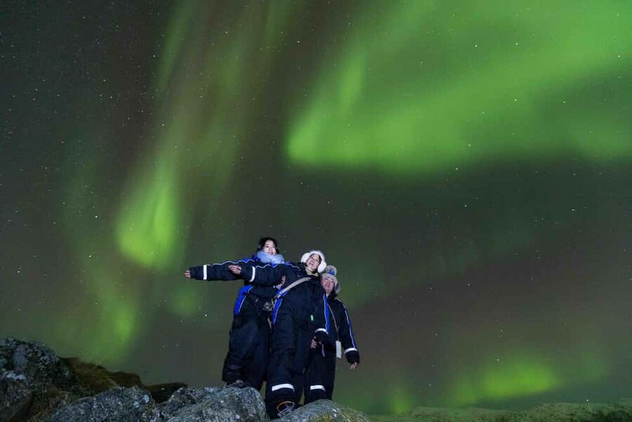 Tromsø: Northern Lights Tour with Dinner and Native Guide - Secret Stops and Short Hikes: Getting Away From Road Light Pollution