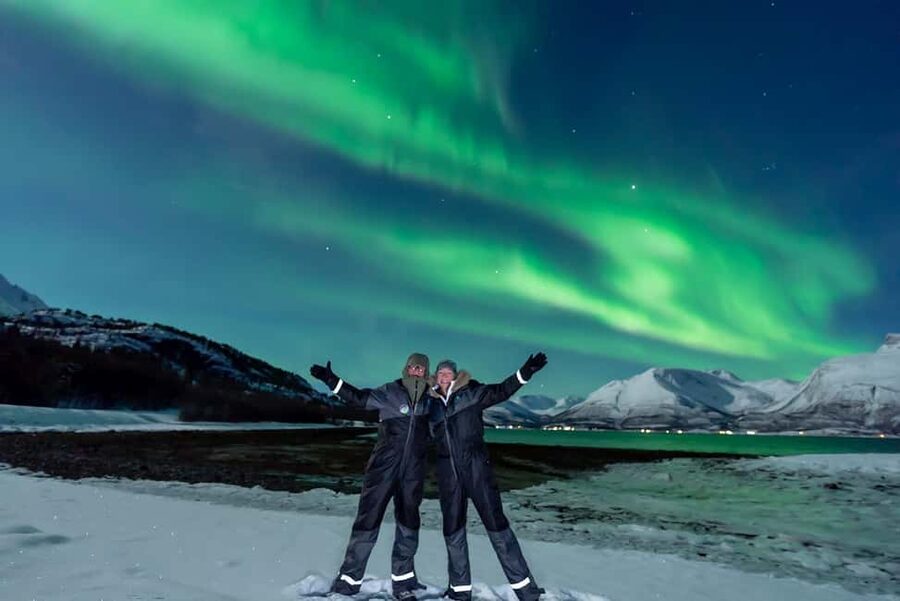 Tromsø: Northern Lights Tour with Photos, Hot Meal & Drinks - Ami Hotel Meeting Point, Warm Minibus Comfort, and a Real 6-Hour Plan
