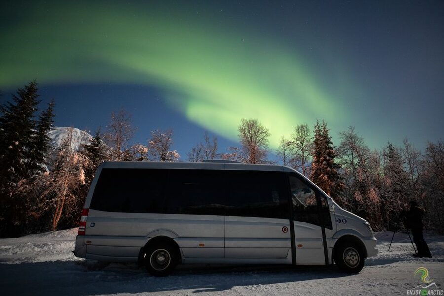 Tromsø: Northern Lights Trip with Campfire and Snacks - Why the guide’s experience matters more than an app