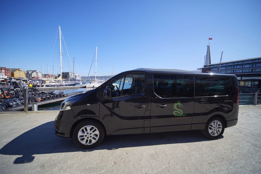 Tromsø: Private 6-Hour Aurora Chase by Minivan - From Radisson Blu at 19:00 to your first dark-sky shot