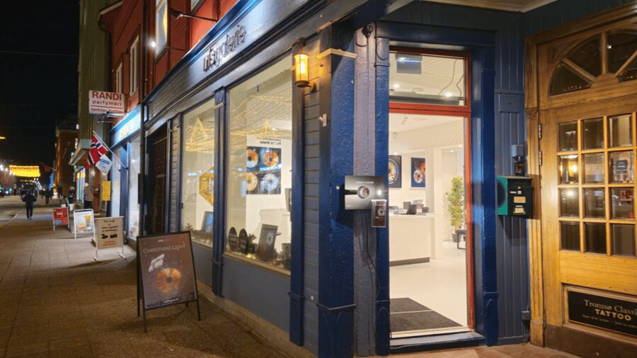 Tromsø: Reveal Your Eye Experience at the Iris Galerie - Northern Lights day without standing in the cold