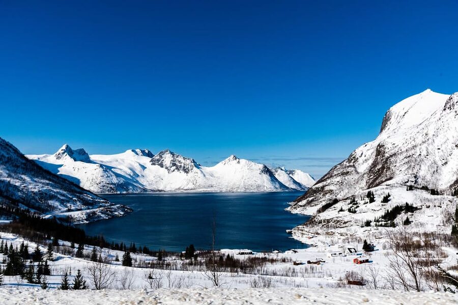 Tromso-Snowshoeing excursion to view point - East-city and west-fjord views, step by step