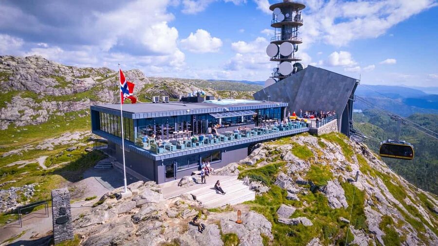 Ulriken Bergen: Enjoy a 3-course lunch with panoramic views - Ulriken Cable Car: the 5-minute hop to big views
