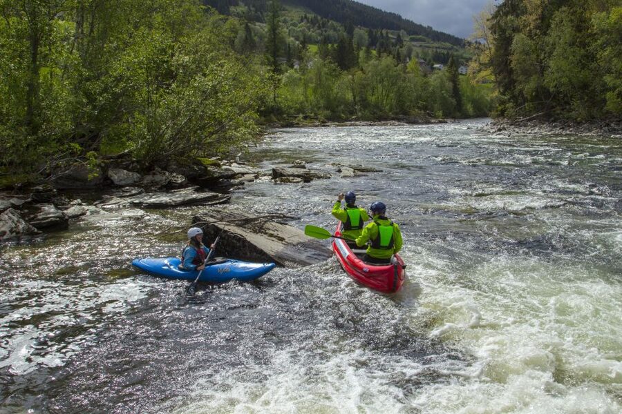 Voss: Raundal River Guided Canoe Tour - Paddling solo, with the guide right there in a kayak